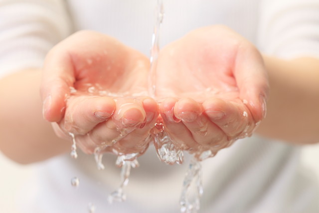 洗顔中の水の温度はどのくらいがベスト？