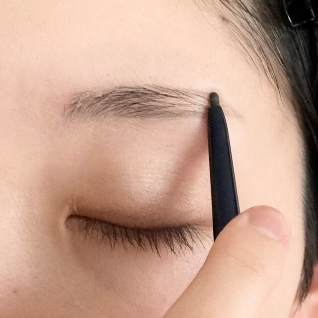 丸顔に似合うアーチ眉の書き方（2）眉尻にゆるいアーチを作る