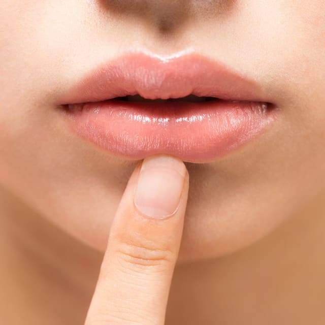 【唇乾燥の悩みを解決】リップのケア方法をご紹介！カサカサの原因なども解説 イメージ