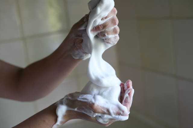 （3）手のひらでシャンプーを泡立てて、指の腹で洗う