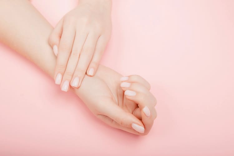 “爪”の乾燥は保湿が大事！ダメージの原因と今すぐできる予防・ケア方法を解説！
