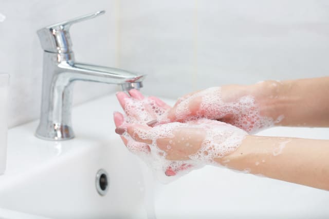 （1）石けんで手を洗い清潔な状態にする