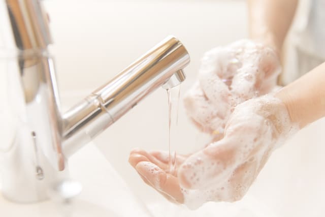 やり方（1）まずは手を綺麗に洗って顔をぬるま湯で濡らす