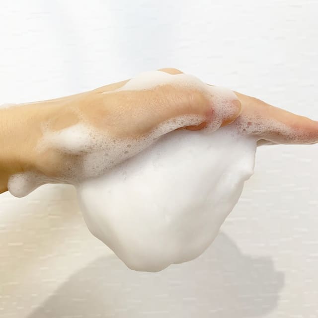 やり方（2）洗顔料をしっかり泡立てて濃密な泡をつくる
