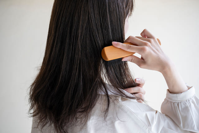 NGヘアケア方法（5）絡まった髪をブラシで無理やり梳かす