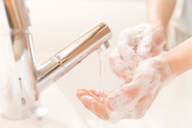 まずは手を洗いぬるま湯で顔をすすぐ