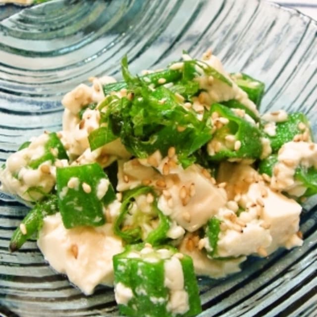 ネバネバが人気のボリューミーな豆腐のごまサラダ