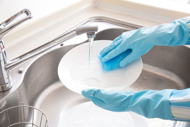 食器洗いのときはゴム手袋を使う