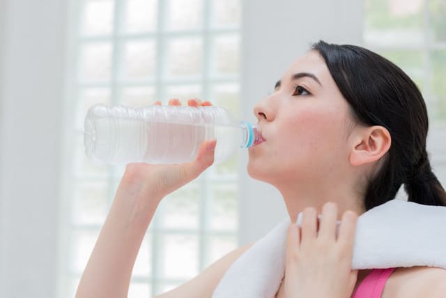 ダイエット中に正しく水を飲む方法とは？