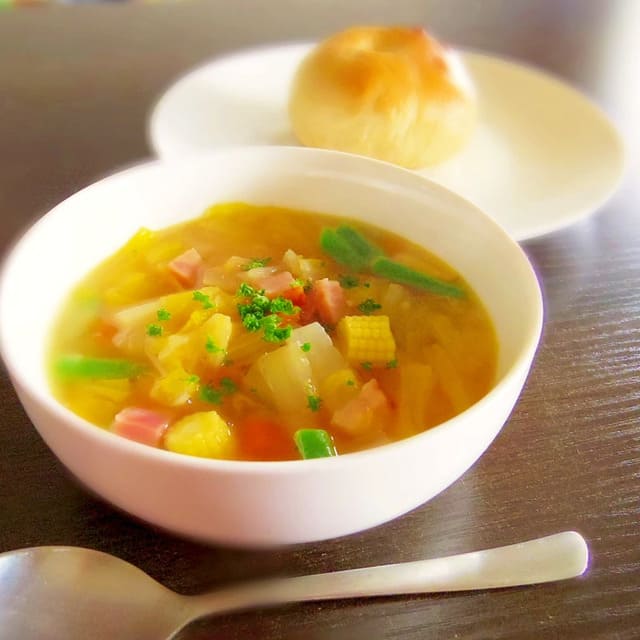 体が温まるたっぷり野菜のジンジャーコンソメスープ
