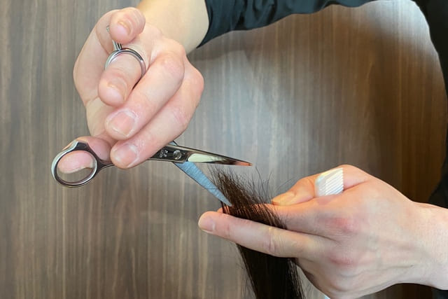 基本の前髪の切り方（4）縦にハサミを入れてカットする