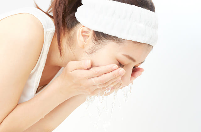 ＜基本の使い方STEP1＞洗顔前にぬるま湯で顔を濡らす