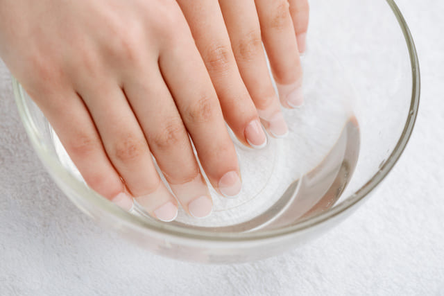 爪切りを使う方法（1）爪をお湯でふやかす