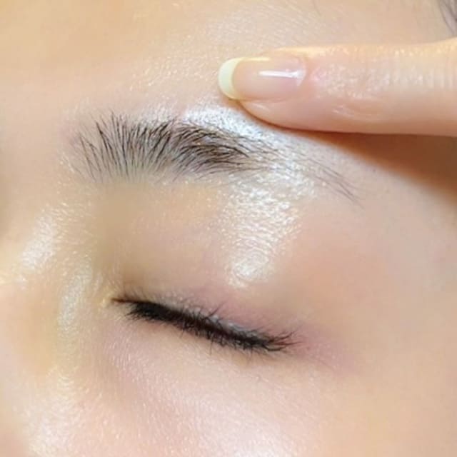 セルフ眉毛脱色のやり方（2）眉毛の周りに保護クリームを塗布