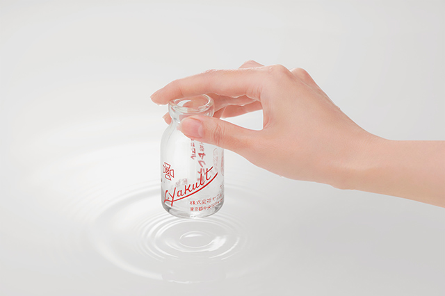 「ヤクルト」が瓶だった頃。その瓶を洗う人の手がいつもうるおっていたということが、肌にいい乳酸菌の研究を、後押ししました。